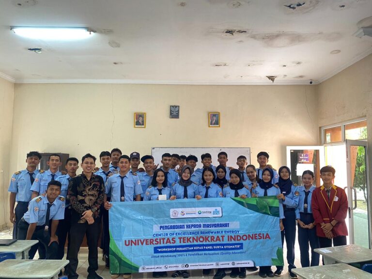 Dorong-Generasi-Melek-Energi-Terbarukan-Universitas-Teknokrat-Indonesia-Kampus-Terbaik-di-Lampung-Gelar-Workshop-Panel-Surya-di-SMAN-Olahraga-Metro